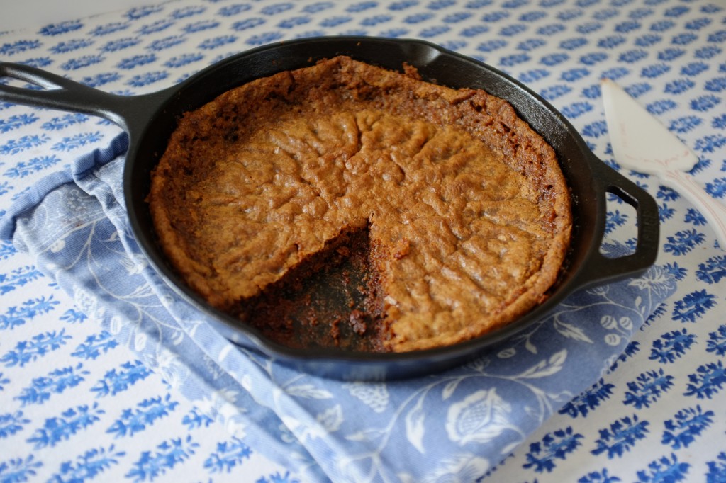 les tranches de cookies sans gluten au chocolat sont découpés directement dans la poêle en fonte