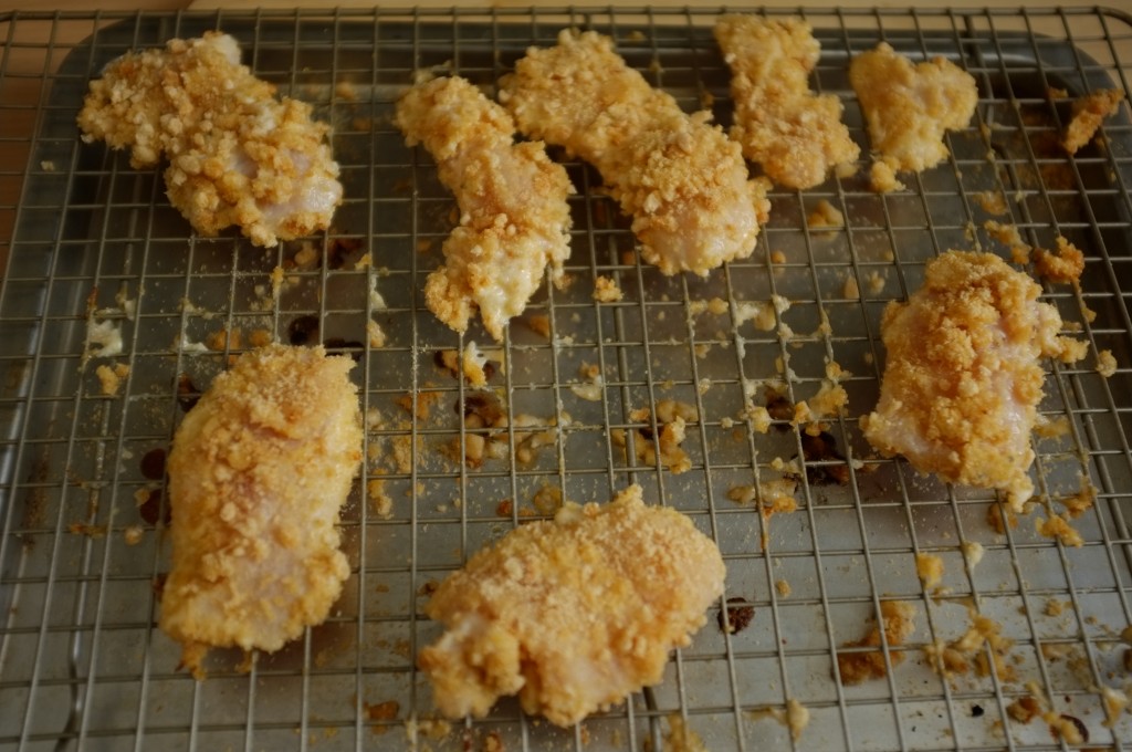 Les nuggets de poulet sans gluten au riz soufflé avant d'être enfourné