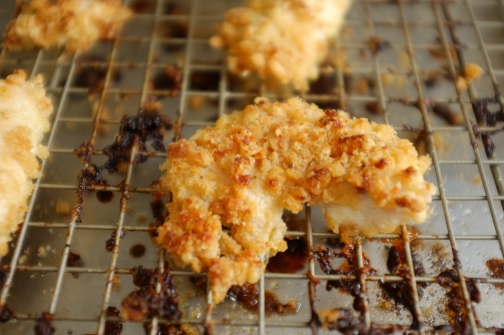 un nugget de poulet au riz soufflé prêt a être dévoré par mon fils