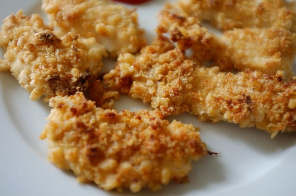 Les nuggets de poulet sans gluten au riz soufflé sont bien dorés