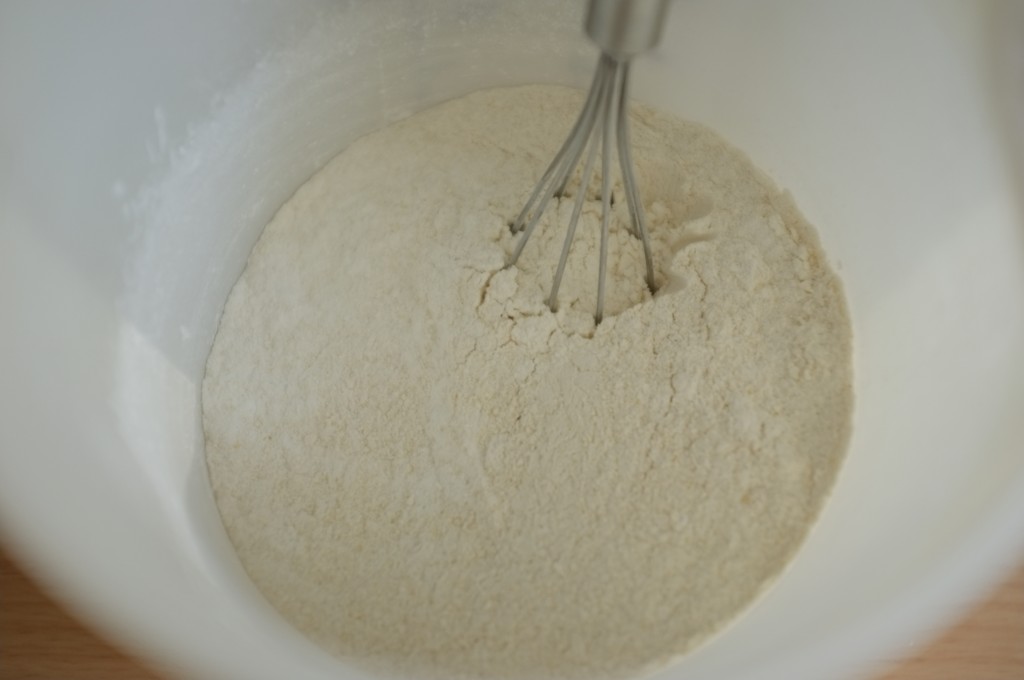 Les ingrédients secs pour la pâte à tarte sans gluten sont mélanger ensemble avant tout addition au reste de la recette