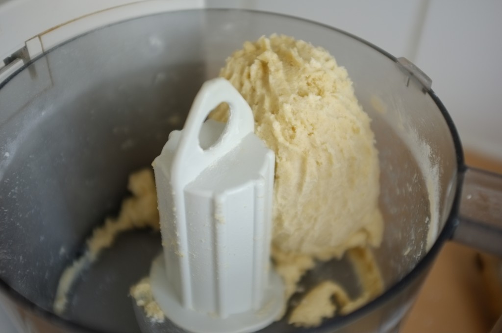 la pâte à tarte sans gluten est fabriquée dans le mixeur avec la lame acier