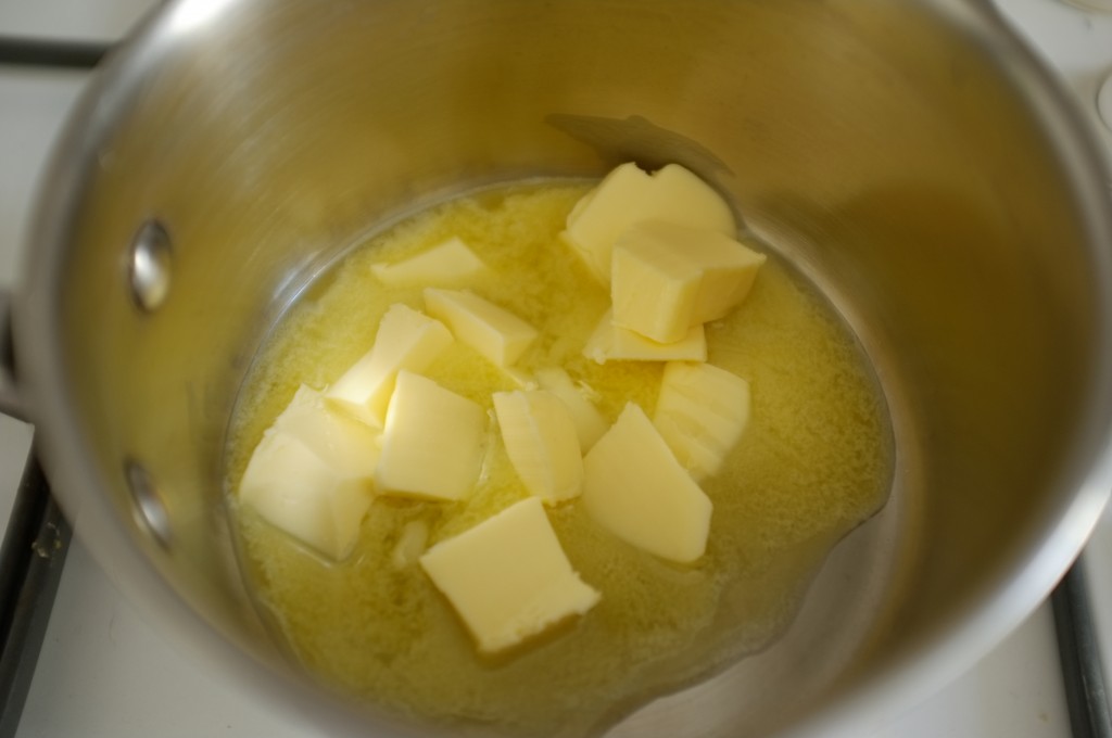 je fais fondre le beurre pour la frangipane, puis je le laisse refroidir un peu