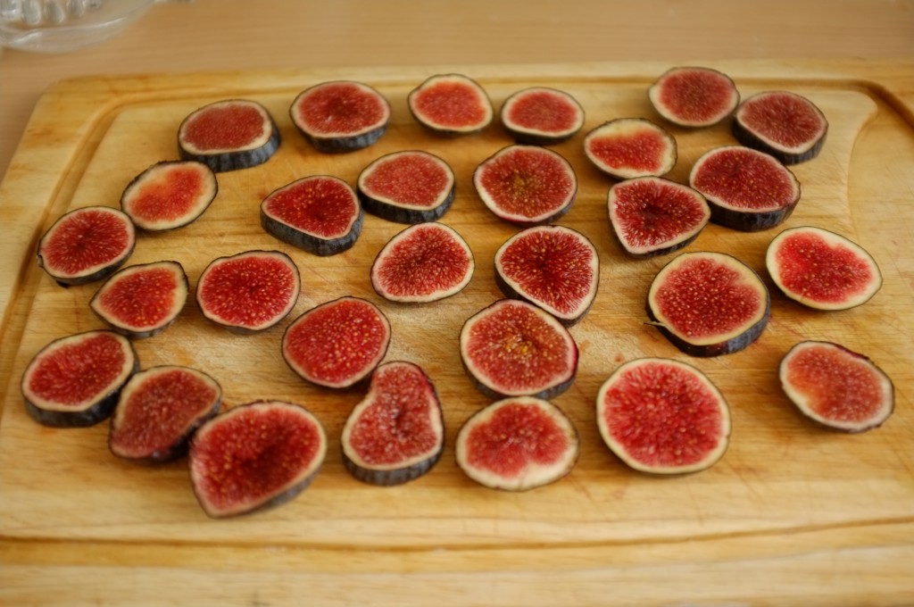 je découpe les figues fraiches en rondelles (environ 3 rondelles par figues).