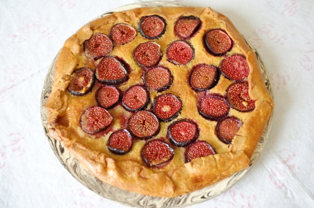 La tarte sans gluten aux figues fraiches, un peu rustique avec ses bords retournés...