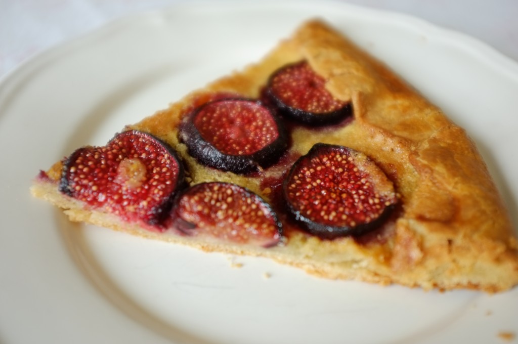 La tarte sans gluten aux figues fraiches, d'une magnifique couleur rouge