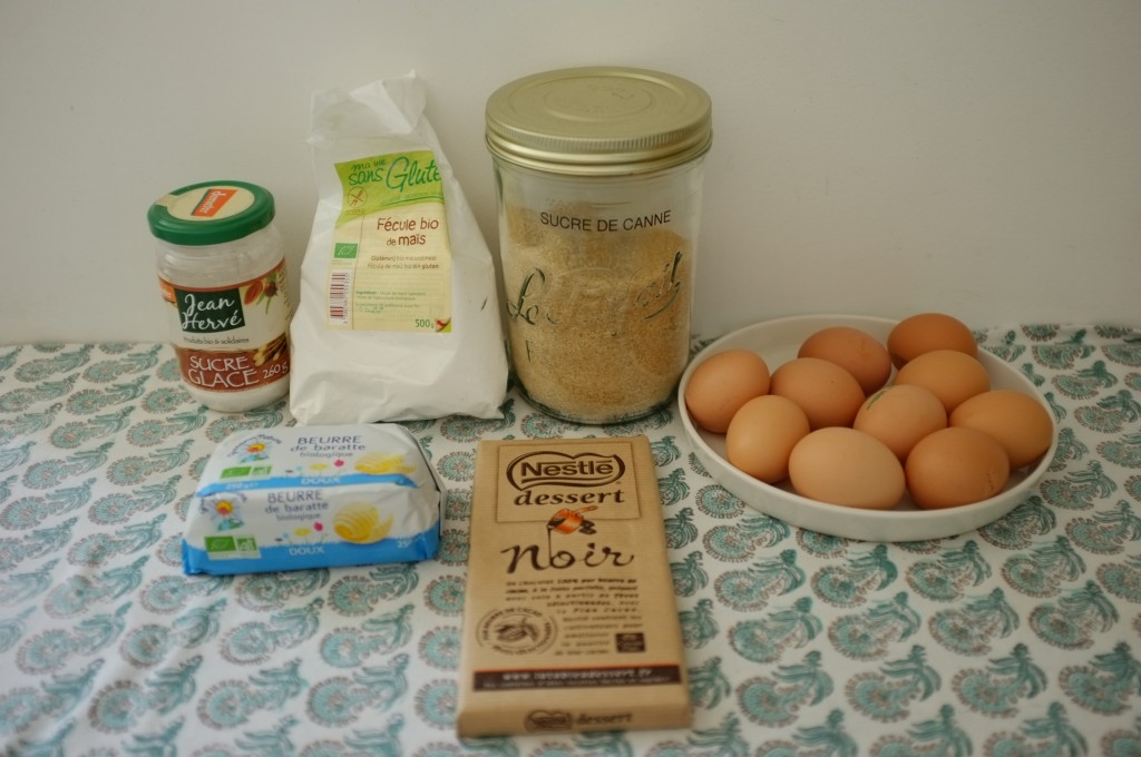 Les ingrédients sans gluten pour le gâteau au chocolat de Charlotte. Au final, j'ai utilisé du sucre en poudre blanc car le sucre de canne risquat d'être trop lourd pour les oeufs en neige...