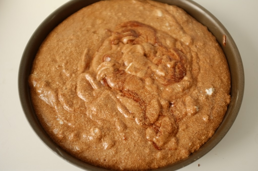 lLa préparation est délocatement versé dans le moule, voici le gâteau avant d'être enfourné