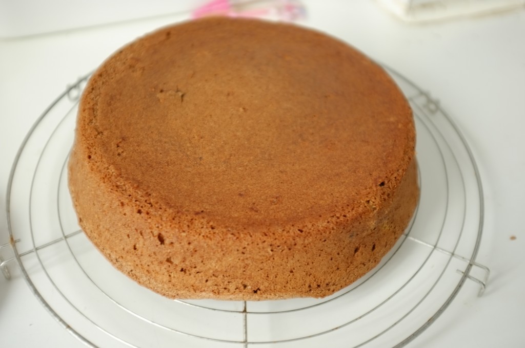 Le gâteau au chocolat sans gluten est démoulé sur une grille