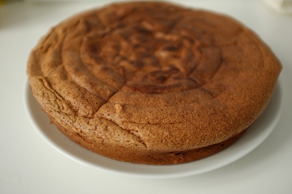 Le gâteau au chocolat sans gluten de Charlotte refroidi 