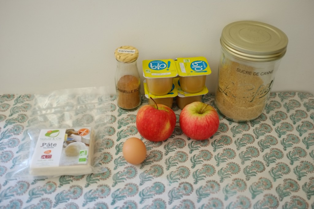 les ingrédients pour les chaussons aux pommes sans gluten, attention je n('ai finalement utilisé qu'une seul pot de compote et 1 seule pomme.