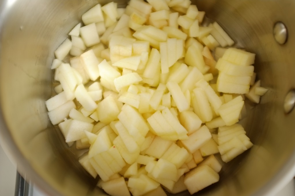 la pomme fraiche est pelée et coupée en tout petits morceaux et cuite pendant 10mn. 