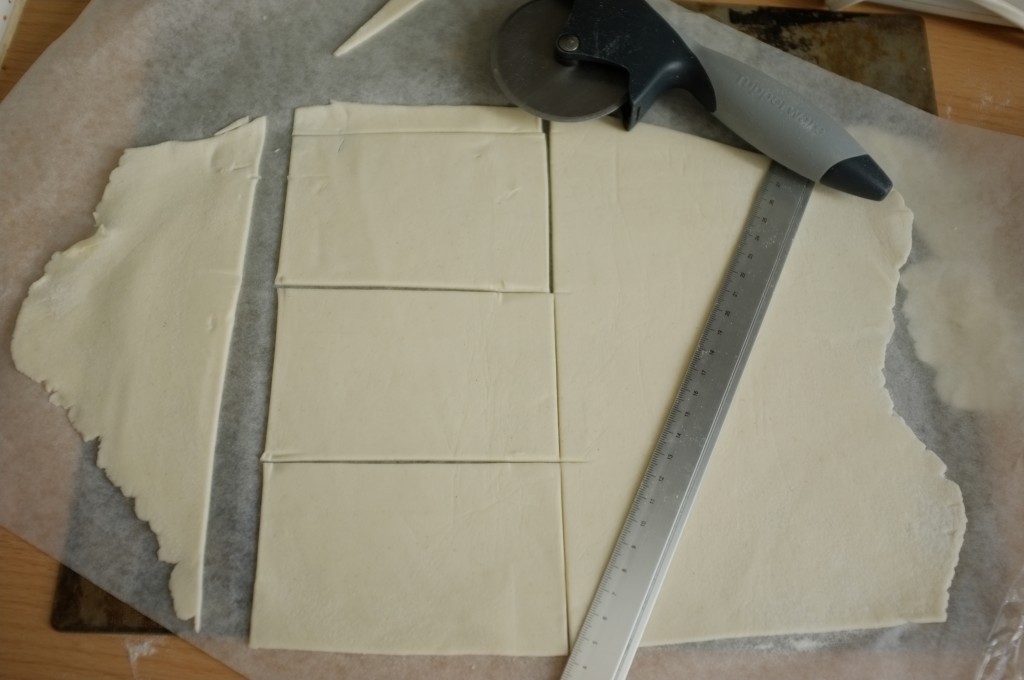 Sur une feuille de papier cuisson, je découpe dans la pâte sans gluten des rectangles