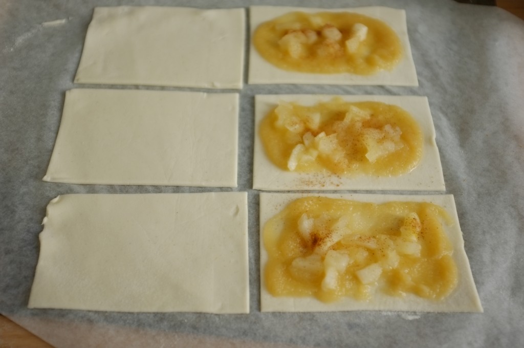 Sur la moitié des rectangles je dépose compote, morceaux de pommes cuites et cannelle