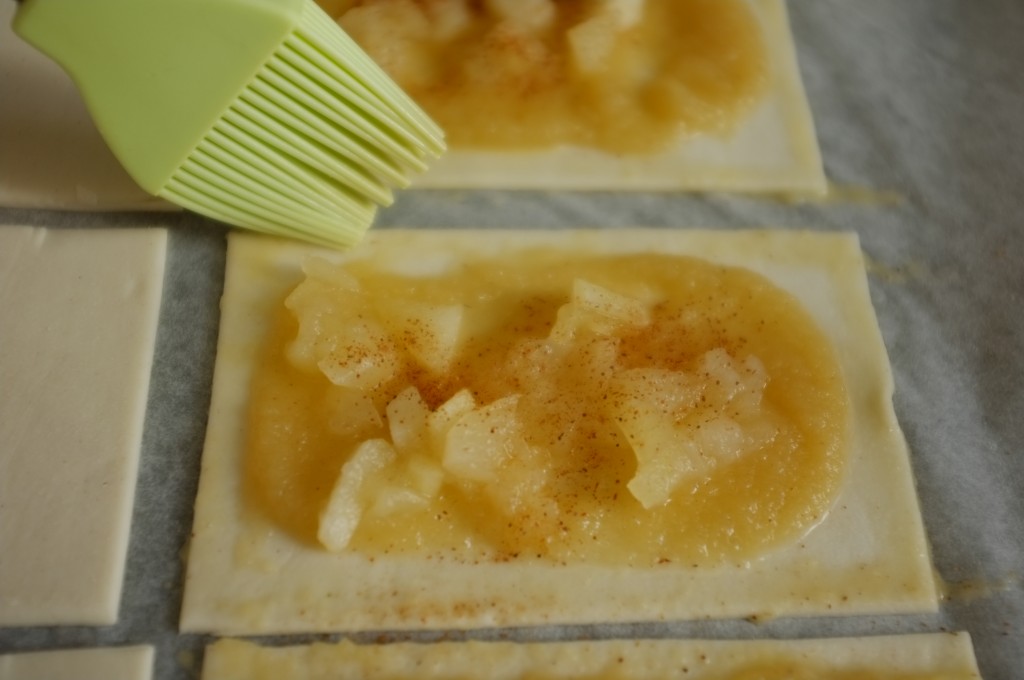 Les bords de la pâte sans gluten sont badigeonner de glaçage à l'oeuf pour pouvoir coller la deuxième  pâte du chaussons
