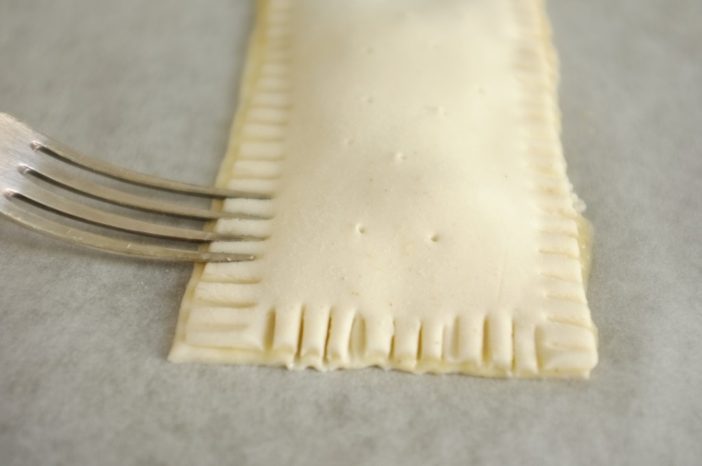 Pour coller les deux pâtes sans gluten l'une à l'autre, j'apuis délicatement avec les dents d'une fourchette, 