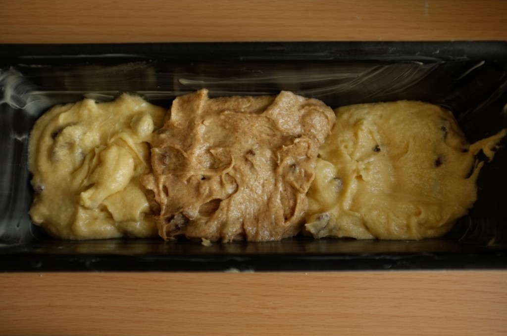 La première couche de pâte sans gluten où les pâte sont disposées en alternance de saveurs.