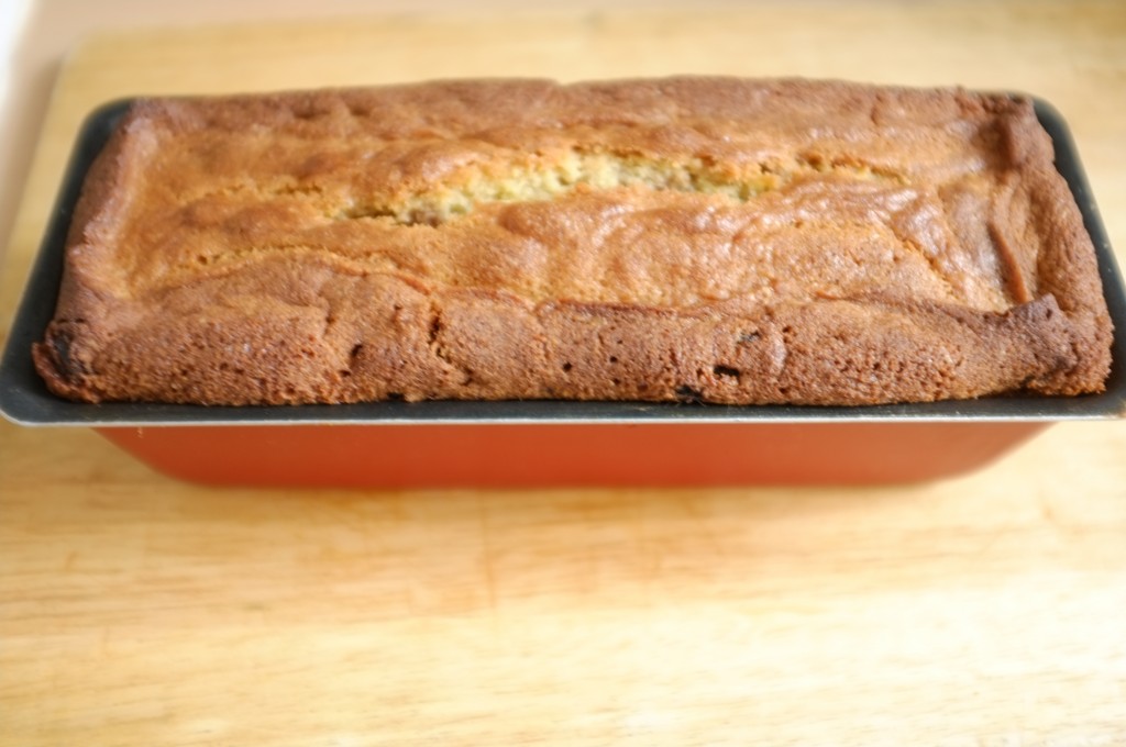 Le cake sans gluten raisin et cannelle à la sortie du four