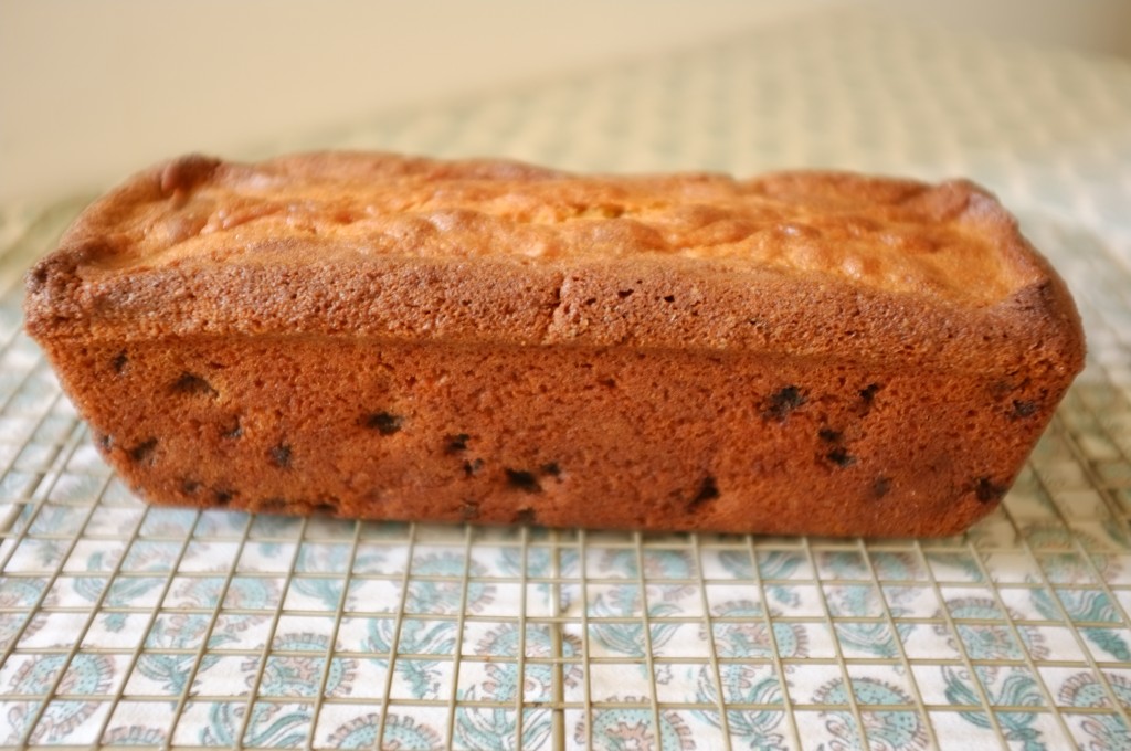 Le cake sans gluten raisin et cannelle refroidi sur une grille