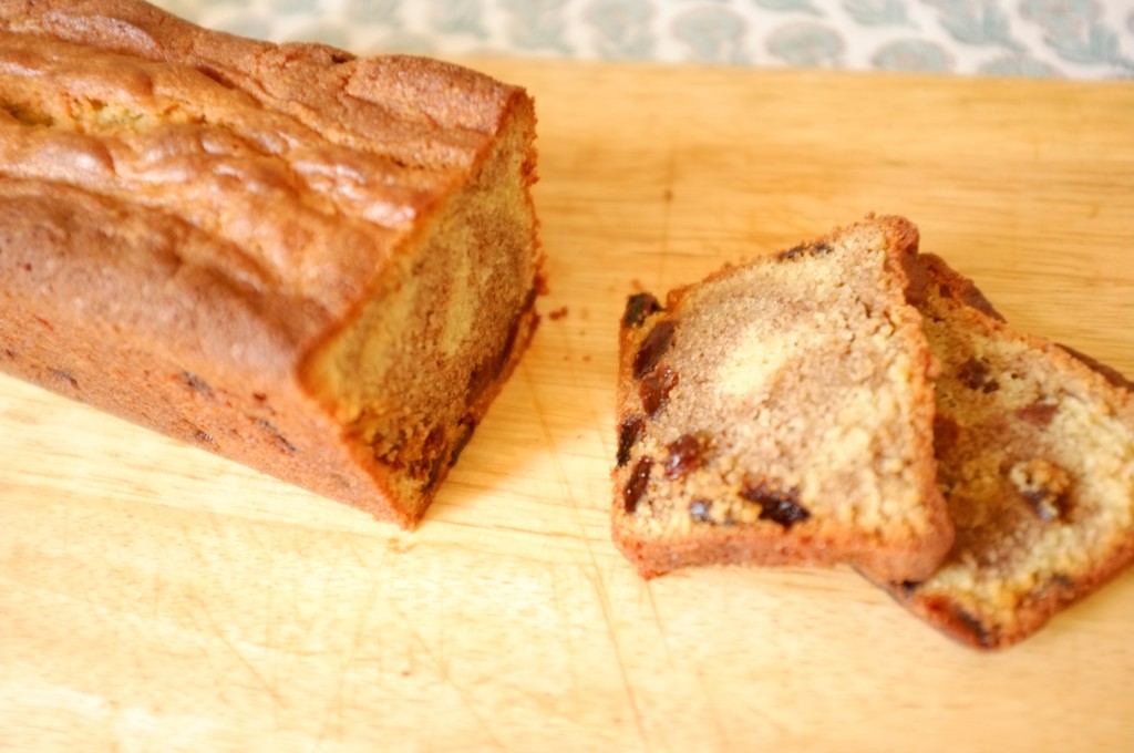 Le cake sans gluten raisin et cannelle, on apperçoit les dessin de la cannelle et les raisins