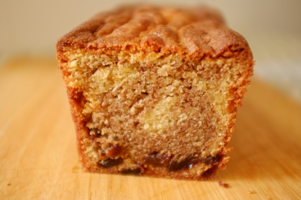 Le joli dessin de la cannelle dans le cake sans gluten raisin et cannelle