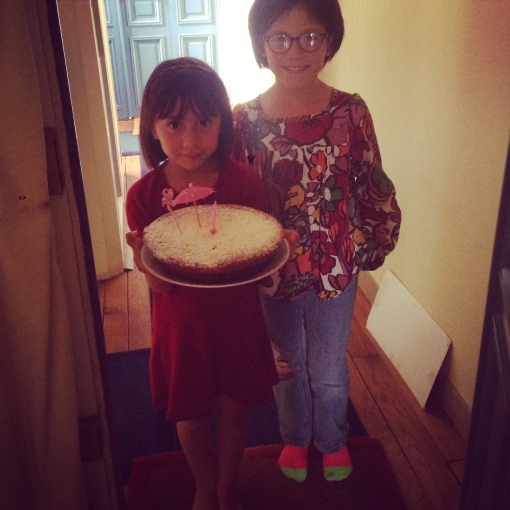 Angèle et Eugénie, les filles de Charlotte, m'apporte mon gâteau d'anniversaire! Un cadeau délicieux...