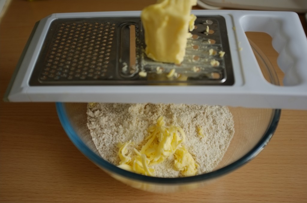 Le beurre est glacé, je le râpe directement au dessus des ingrédients secs.