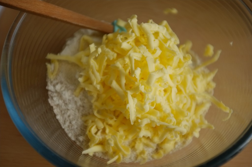 Pour ne pas faire fondre le beurre avec la chaleur de mes mains, je le mélange avec une spatule.