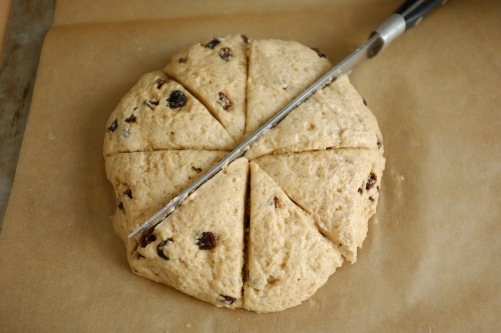 Je découpe 8 parts à l'aide d'un couteau, comme la pâte sans gluten colle un peu, j'ai mouillé à l'eau froide la lame de mon couteau 