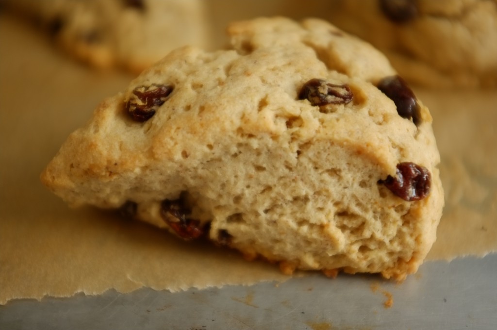 Le scone sans gluten raisin et cannelle.