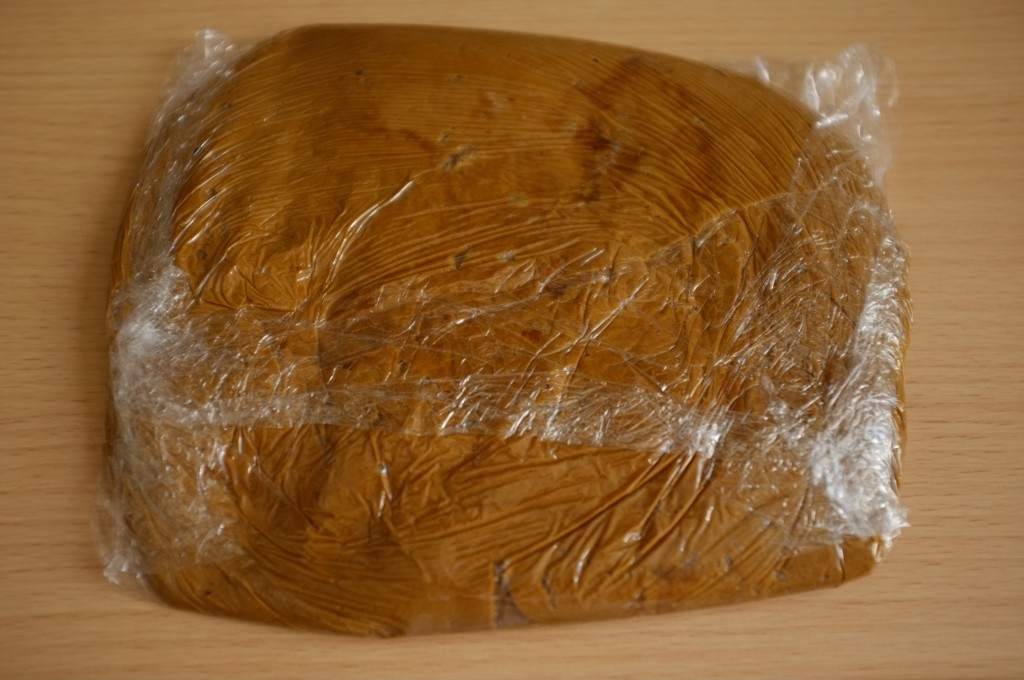 Le pâte est emballé dans un film fraicheur et mis au réfrigérateur au moins 1h