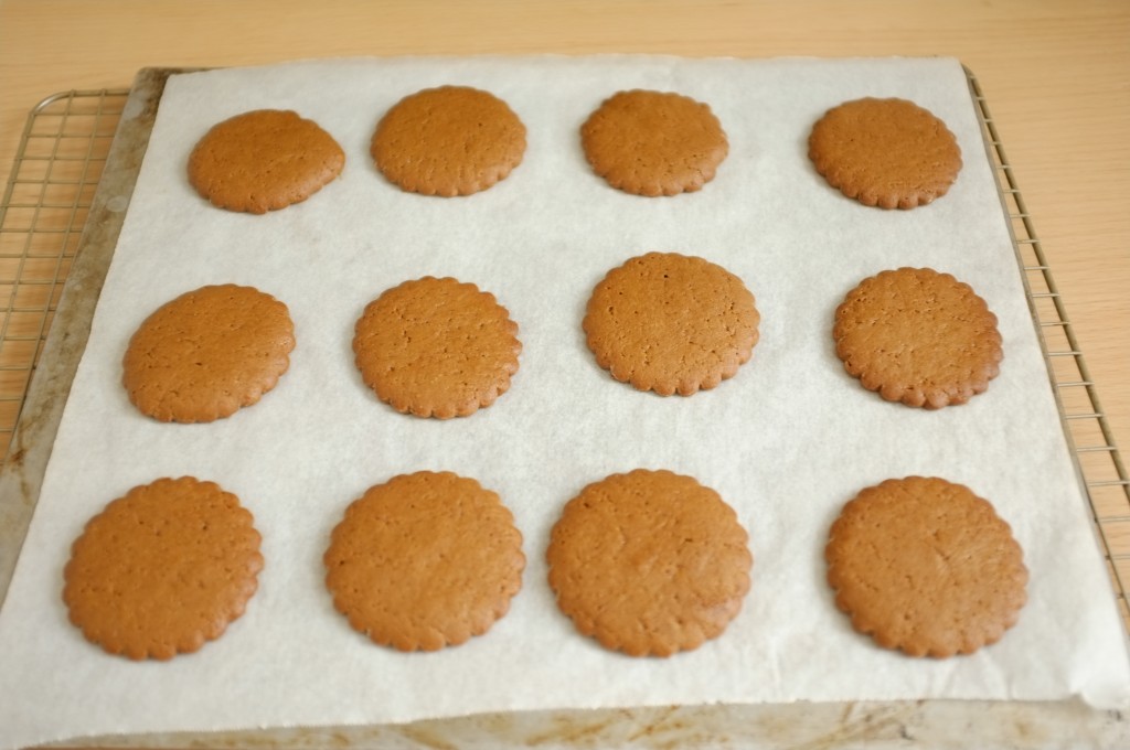 Les biscuits sans gluten orange-cannelle à la sortie du four