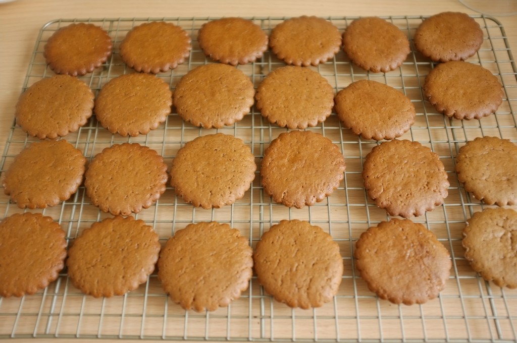 Les bisciuts sans gluten orange-cannelle refroidissent sur une grille