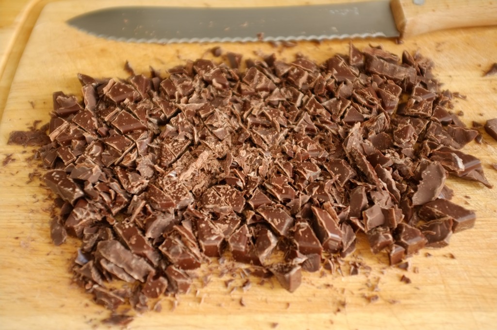 Je coupe la plaque de chocolat à l'aide d'un couteau à pain pour obtenir la taille souhaité