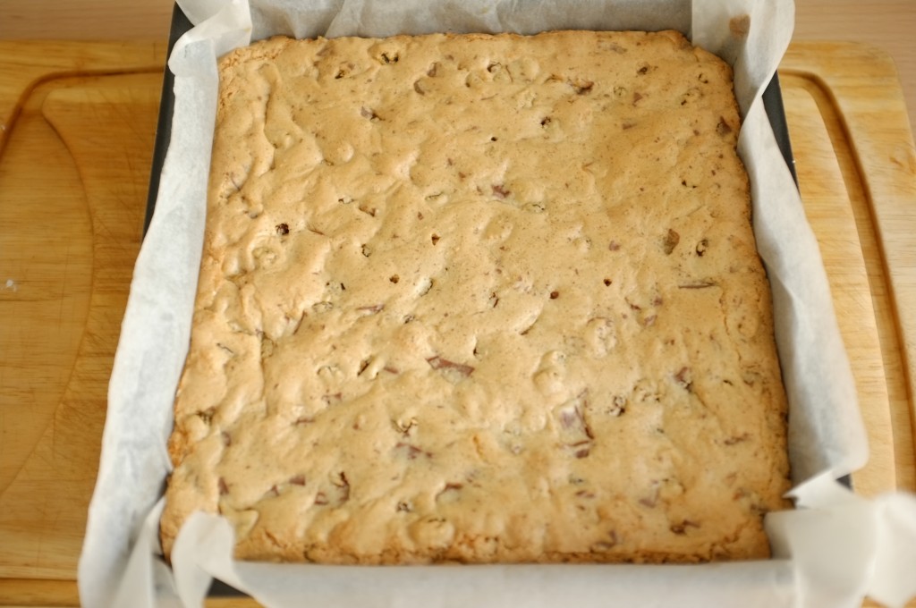 Le gâteau sans gluten au raisin et éclats de chocolat à la sortie du four