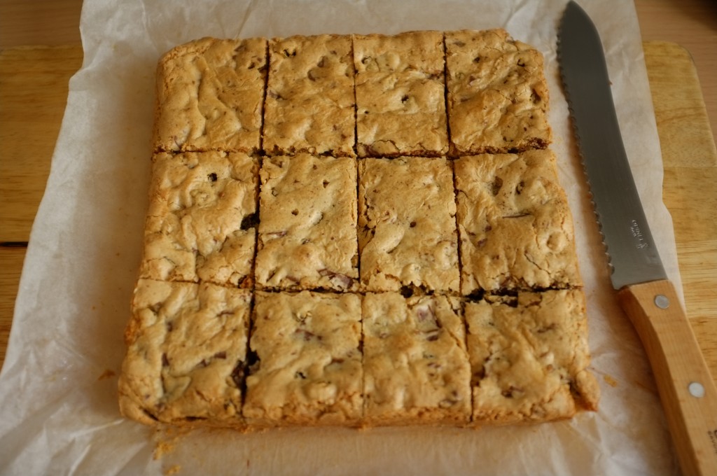 J'aime découper le gâteau sans gluten au raisin et au éclat de chocolats en barres, car c'est facile à transporter.