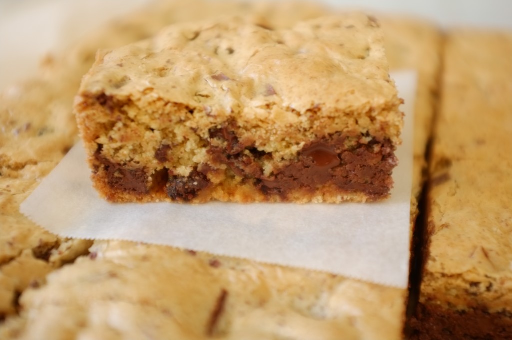 Une part de gâteau sans gluten aus raisins et éclats de chocolats