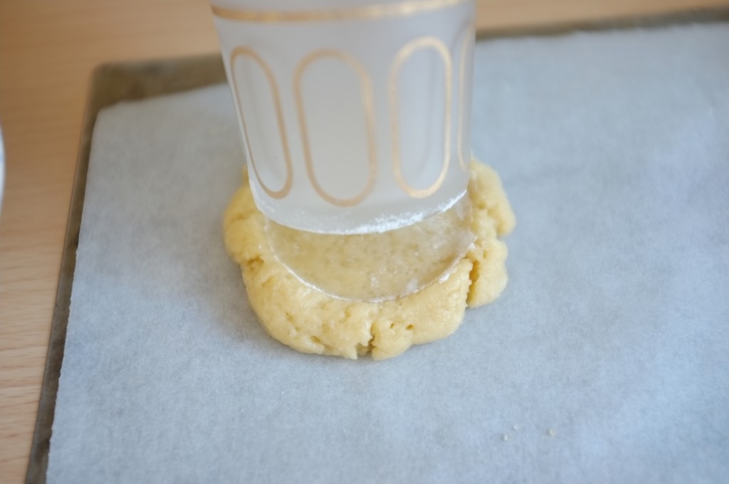 J'applati la boule de pâte avec le fond d'une petit verre plat, les bords rebondis se forment