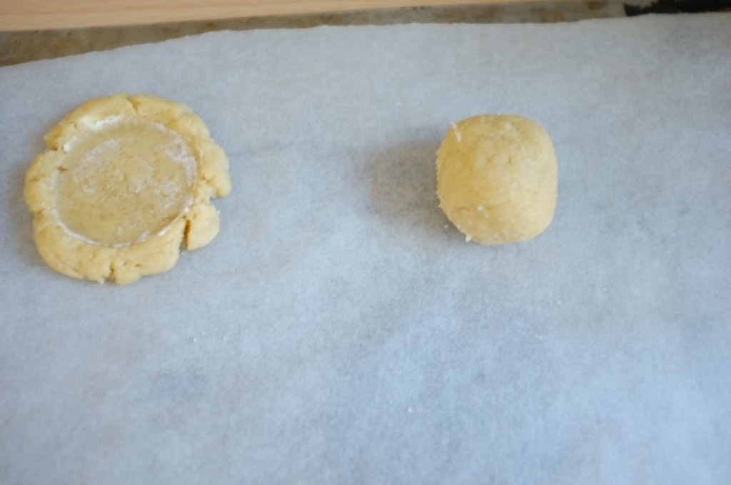La boule de pâte sans gluten avant d'être aplatie par le fond plat du patit verre