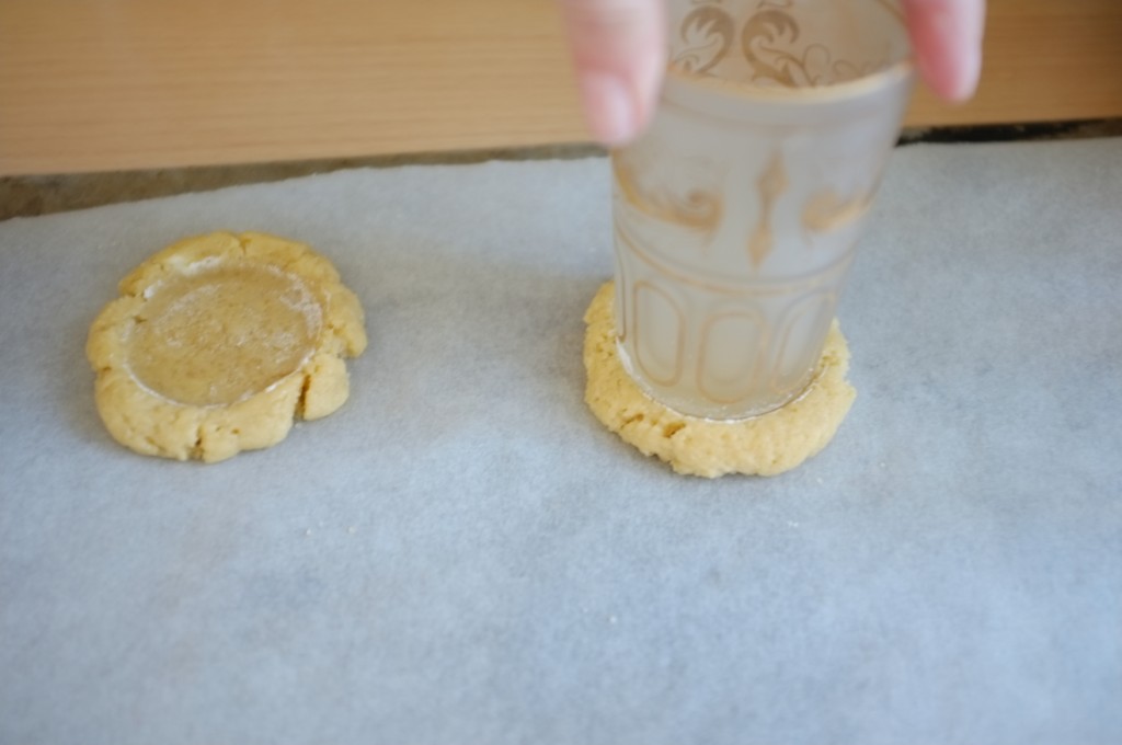 J'aplatis le centre des cookies sans gluten avec me fond plat d'un petit verre