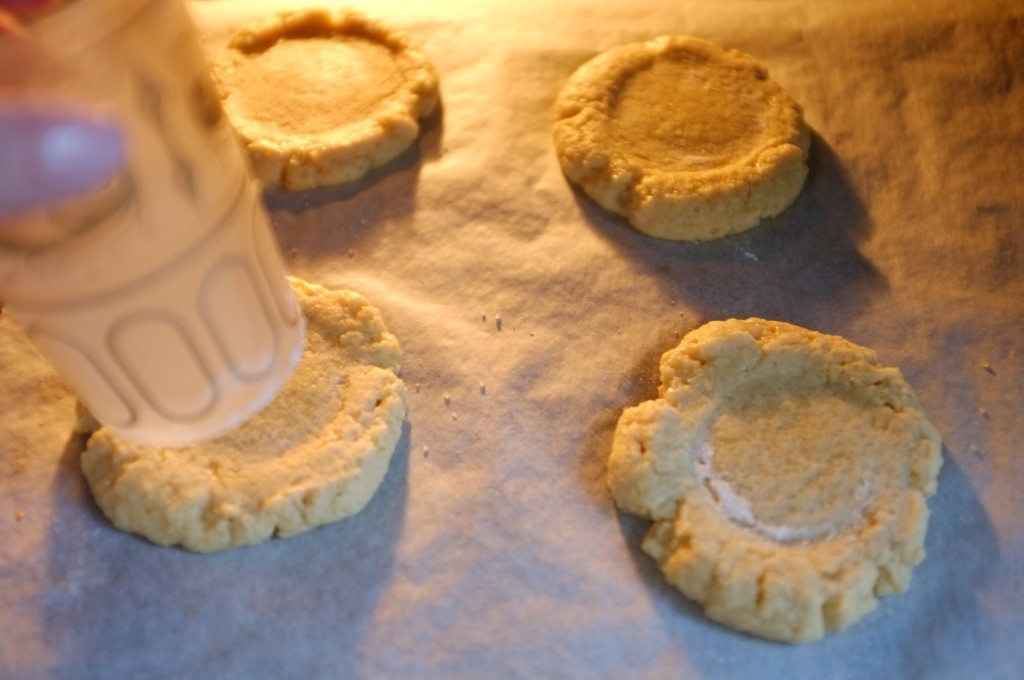 Après 1àmn de cuisson, j'ouvre la porte du four et j'aplatis de nouveau le centre de chaque cookie