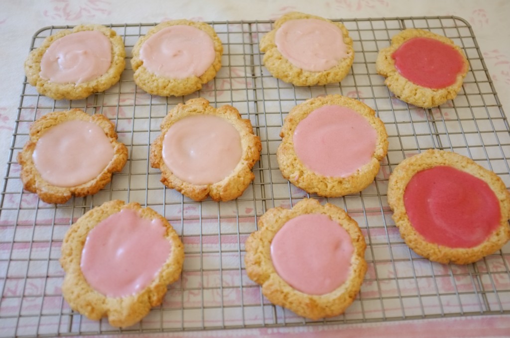 Les cookies roses sans gluten sont glaçé des trois roses différents