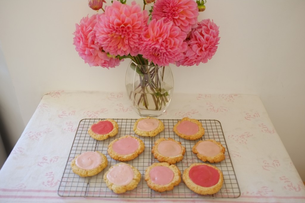 Les cookies sans gluten roses, féminin et tendre 