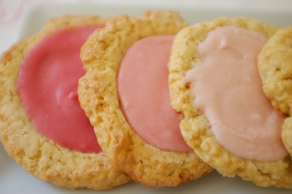 Trois roses différents pour le glaçage des cookies rose pour Meredith