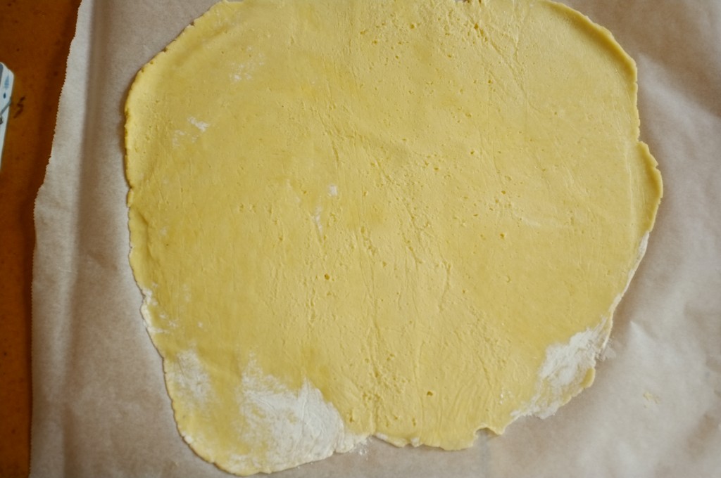 La pâte sans gluten est déposé sur une feuille de cuisson après avoir étalée 