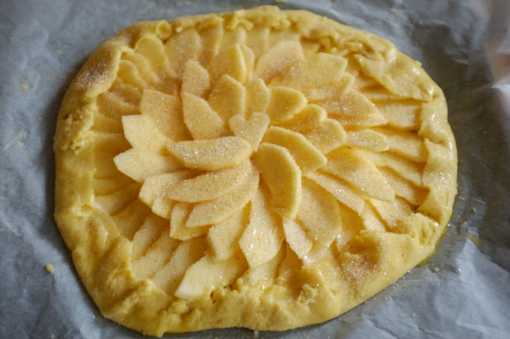 Les bords de la pâte sont refermés sur les fruits