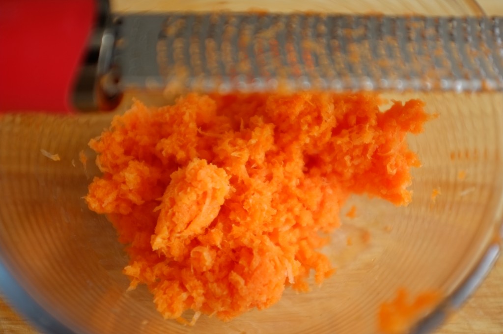 je râpe les carottes très finenement pour qu'elles soient le plus juteuses possible. 