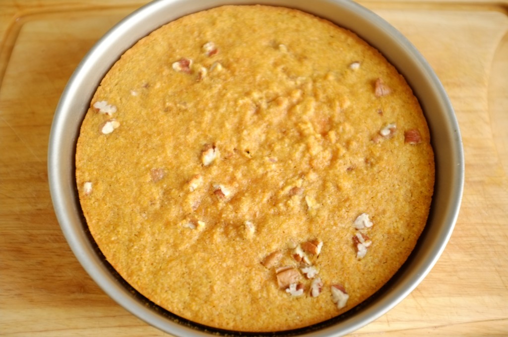 Le gâteau sans gluten carotte et orange à la sortie du four