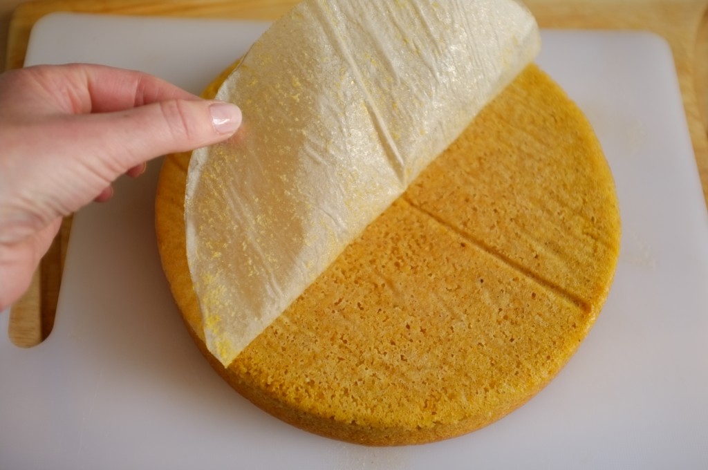 Le gâteau démoulé à l'envers, je pèle la feuille de papier cuisson.