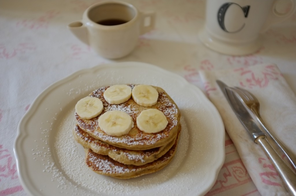 les pancakes sans gluten noix de coco-banane pour le petit déjeuner